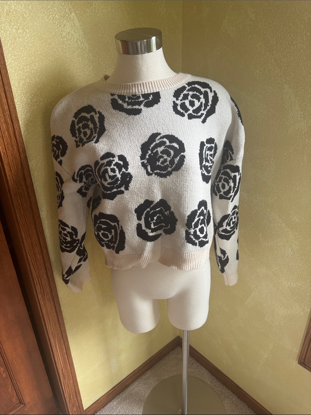 So Me Cream Crewneck Sweater with Black Rose Motif